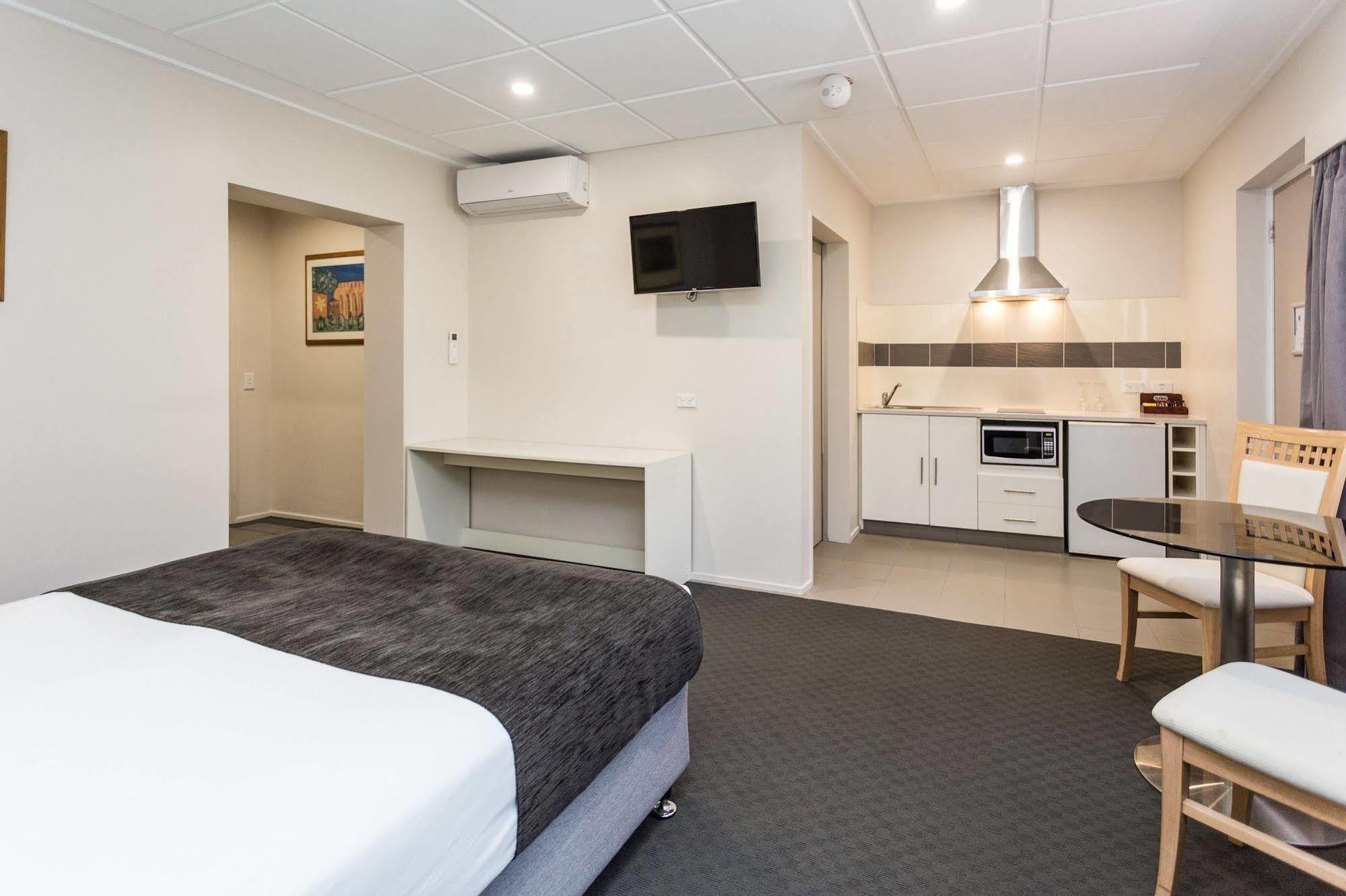 Country Comfort Amity Motel
